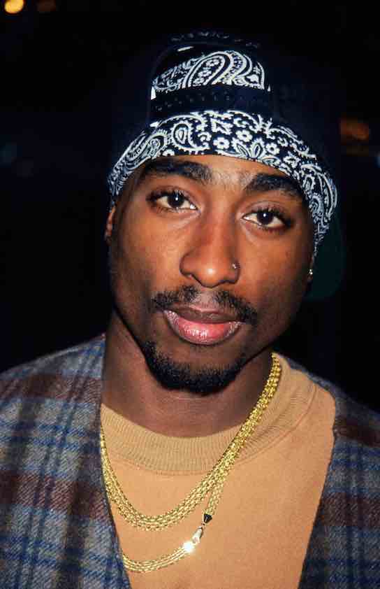 Tupac Shakur style avec bandana sous la casquette